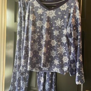 Snowflake Patterned Pajamas